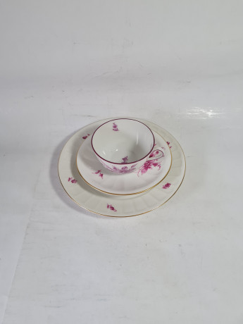 Чайное трио Ludwigsburger, белый фарфор с декором из фиолетовых роз, 5 х 10,5 / 14,5 см / 19,5 см, Германия, 1960-70гг.