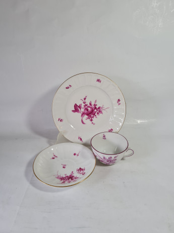 Чайное трио Ludwigsburger, белый фарфор с декором из фиолетовых роз, 5 х 10,5 / 14,5 см / 19,5 см, Германия, 1960-70гг.