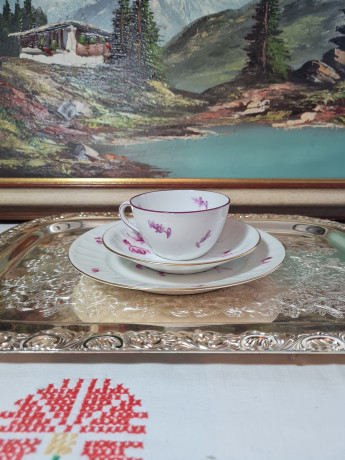 Чайное трио Ludwigsburger, белый фарфор с декором из фиолетовых роз, 5 х 10,5 / 14,5 см / 19,5 см, Германия, 1960-70гг.