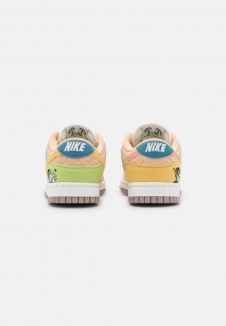 Nike Sportswear DUNK SE OOO Sneaker low sail/sanded gold/light madder root/worn blue/amethyst wave/riftblue ДУНК СЕ ООО кроссовки женские низкие парус/отшлифованное золото/светлый корень марены/потертый синий/аметистовая волна/разлом синий