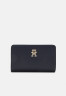 Tommy Hilfiger TIMELESS MED BI FOLD Wallet space blue TIMELESS MED BI FOLD Бумажник космический синий