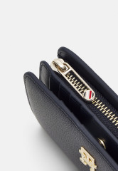 Tommy Hilfiger TIMELESS MED BI FOLD Wallet space blue TIMELESS MED BI FOLD Бумажник космический синий
