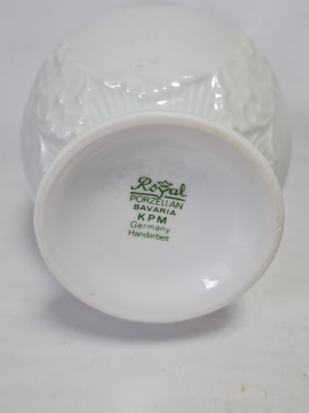 Royal Bavaria KPM Белая фарфоровая ваза с фактурным узором, 19 x 8,5 см, Германия, 1960-70гг.