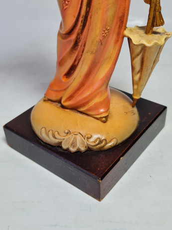 Статуэтка винтажная "Дама с зонтиком", керамика, 8,5 x 22,5 см, Италия, 1960-70гг.