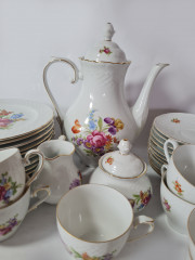 Schumann Arzberg Bavaria Чайный сервиз на 12 персон, белый фарфор с цветочным рисунком, фактурным узором и позолоченным ободком, Германия, 1960-70гг.