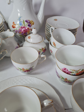 Schumann Arzberg Bavaria Чайный сервиз на 12 персон, белый фарфор с цветочным рисунком, фактурным узором и позолоченным ободком, Германия, 1960-70гг.