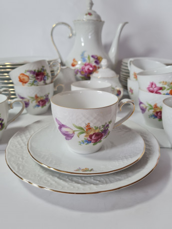 Schumann Arzberg Bavaria Чайный сервиз на 12 персон, белый фарфор с цветочным рисунком, фактурным узором и позолоченным ободком, Германия, 1960-70гг.