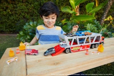 Mattel Matchbox Construction Hauler mit 1 Feuerwehrfahrzeug und 8 Zubehorteilen Самосвал для строительства спичечных коробков с 1 пожарной машиной и 8 аксессуарами