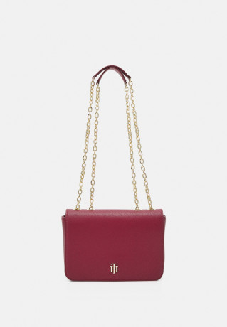 Tommy Hilfiger TIMELESS CHAIN CROSSOVER Across body bag rouge TIMELESS CHAIN ??CROSSOVER Сумка через плечо румяна