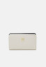 Tommy Hilfiger TIMELESS MED BI FOLD Wallet weathered white TIMELESS MED BI FOLD Бумажник выветрившийся белый
