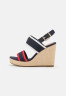 Tommy Hilfiger FEMININE WEDGE Platform sandals red/white/blue FEMININE WEDGE Босоножки на платформе красный/белый/синий