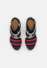 Tommy Hilfiger FEMININE WEDGE Platform sandals red/white/blue FEMININE WEDGE Босоножки на платформе красный/белый/синий