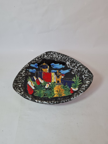 Тарелка декоративная винтажная REP / San Marino на ножках, красочное изображение на черном фоне, необычная форма, керамика, 31 см, Италия, 1970-80гг.