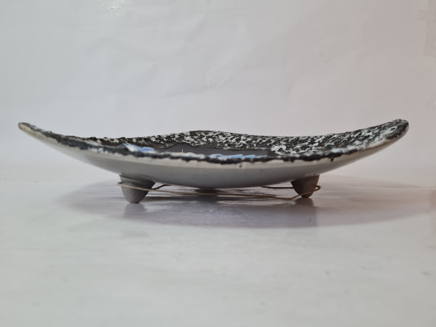 Тарелка декоративная винтажная REP / San Marino на ножках, красочное изображение на черном фоне, необычная форма, керамика, 31 см, Италия, 1970-80гг.