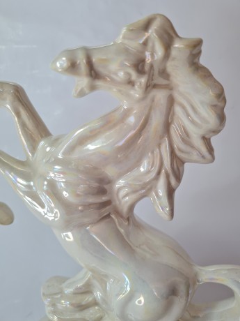 Керамическая статуэтка "Лошадь", белая перламутровая, 26см х 22,5см, Германия, 1970-80гг.