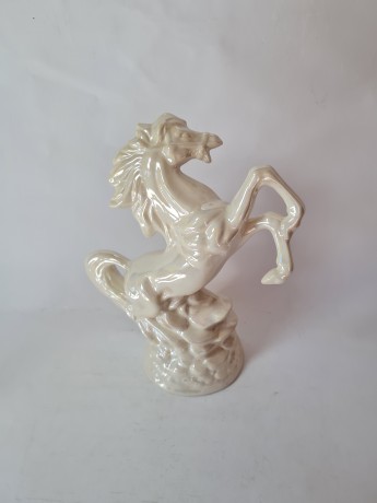 Керамическая статуэтка "Лошадь", белая перламутровая, 26см х 22,5см, Германия, 1970-80гг.