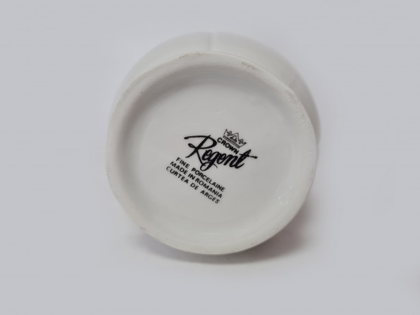 Regent Crown Romania Белая фарфоровая ваза с цветочным рисунком и позолоченным ободком, 16,5 x 8 см, Румыния, 1960-70гг.