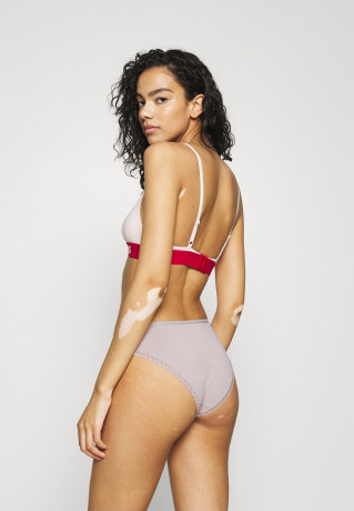 Tommy Hilfiger 3 PACK Briefs mineralize/balanced beige/pale pink 3 НАБОР трусов минерализованный/сбалансированный бежевый/бледно-розовый