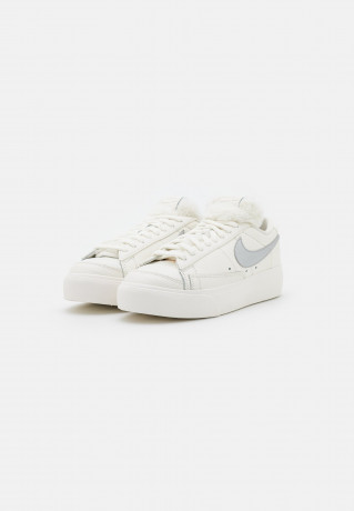 Nike Sportswear BLAZER PLATFORM Sneaker low sail/metallic silver BLAZER PLATFORM Низкие кроссовки женские парус/серебристый металлик