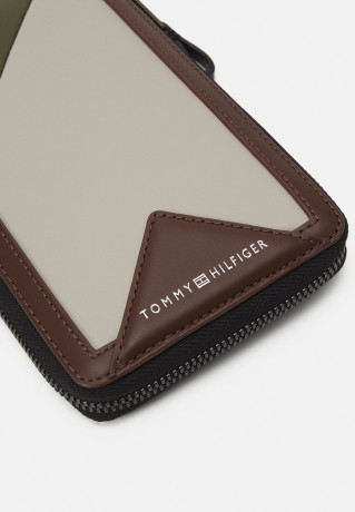 Tommy Hilfiger MODERN HANGING WALLET UNISEX Wallet stone cb СОВРЕМЕННЫЙ ПОДВЕСНОЙ КОШЕЛЕК УНИСЕКС Бумажник камень CB