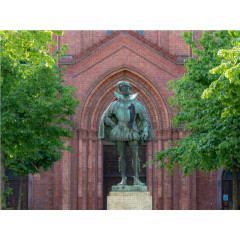 CALVENDO Puzzle CALVENDO Puzzle Der Schweiger vor der Marktkirche im Zentrum von Wiesbaden Пазл CALVENDO Puzzle Молчаливый мужчина перед рыночной церковью в центре Висбадена