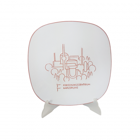 Тарелка декоративная винтажная Majolika Karlsruhe, белая керамика с коричневым фактурным рисунком, 25,5 x 3 см, Германия, 1960-70гг.