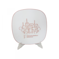 Тарелка декоративная винтажная Majolika Karlsruhe, белая керамика с коричневым фактурным рисунком, 25,5 x 3 см, Германия, 1960-70гг.