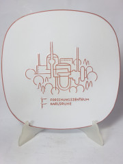 Тарелка декоративная винтажная Majolika Karlsruhe, белая керамика с коричневым фактурным рисунком, 25,5 x 3 см, Германия, 1960-70гг.