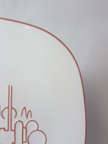 Тарелка декоративная винтажная Majolika Karlsruhe, белая керамика с коричневым фактурным рисунком, 25,5 x 3 см, Германия, 1960-70гг.