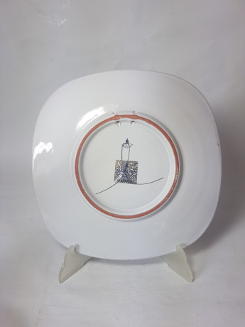 Тарелка декоративная винтажная Majolika Karlsruhe, белая керамика с коричневым фактурным рисунком, 25,5 x 3 см, Германия, 1960-70гг.