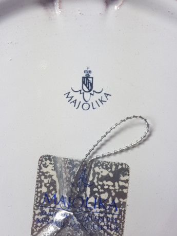 Тарелка декоративная винтажная Majolika Karlsruhe, белая керамика с коричневым фактурным рисунком, 25,5 x 3 см, Германия, 1960-70гг.