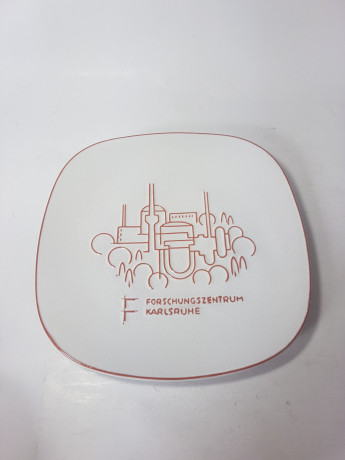 Тарелка декоративная винтажная Majolika Karlsruhe, белая керамика с коричневым фактурным рисунком, 25,5 x 3 см, Германия, 1960-70гг.