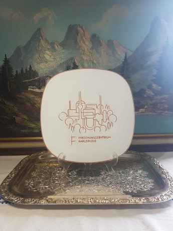 Тарелка декоративная винтажная Majolika Karlsruhe, белая керамика с коричневым фактурным рисунком, 25,5 x 3 см, Германия, 1960-70гг.