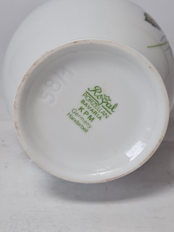 Ваза винтажная Royal KPM Bavaria, белый фарфор с ярким букетом роз, 17 x 7,5 / 4 см, Германия, 1960-70гг.