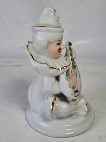 Фигурка винтажная Im Stil Limoges "Белый клоун с мандолиной", фарфор, 11 x 6,5 см, Франция, 1960-70гг.