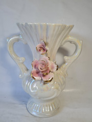 Ваза винтажная Capodimonte с двумя ручками и розой, фарфор, перламутр, 27,5 x 22 см, Италия, 1960-70гг.