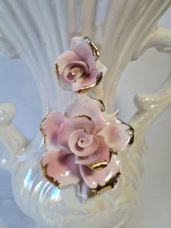 Ваза винтажная Capodimonte с двумя ручками и розой, фарфор, перламутр, 27,5 x 22 см, Италия, 1960-70гг.