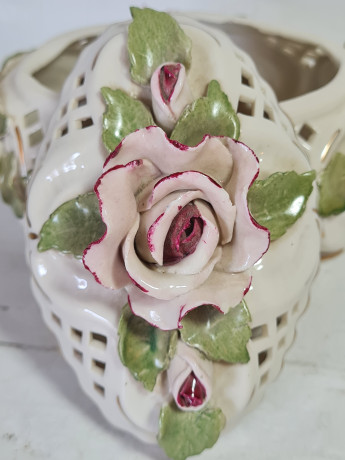 Конфетница винтажная Poland Brody Parc с объемными цветами и крышкой, керамика, 16 см, Польша, 1960-70гг.