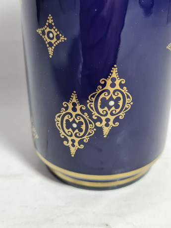 Ваза винтажная Echt Kobalt, синяя с золотистым узором, фарфор, 12.5 см, ГДР, 1970-80гг.