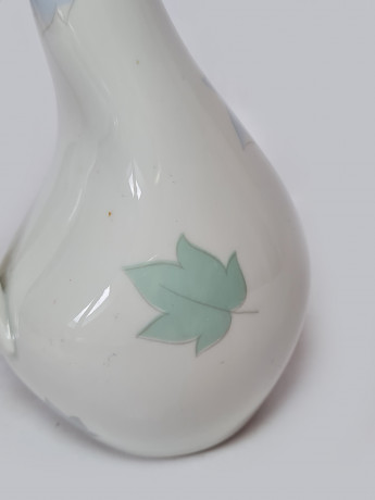 Hertel Jacob Porzellan Bavaria Белая фарфоровая ваза-кувшин с ручкой с растительным рисунком в сине-желто-зеленых тонах, 17 x 10 см, Германия, 1960-70гг.