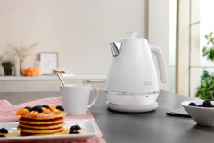 De'Longhi De'Longhi Wasserkocher Distinta Moments, KBIN 2001.W – Sunshine White, 1,7 l, 2000 W  Чайник De&amp;#39;Longhi Distinta Moments, KBIN 2001.W Sunshine White, 1,7 л, 2000 Вт