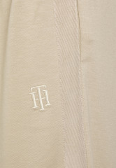 Tommy Hilfiger RELAXED INTERLOCKPANT Tracksuit bottoms beige RELAXED INTERLOCKPANT Спортивные штаны бежевый