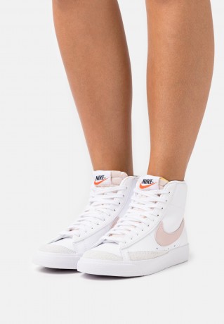 Nike Sportswear BLAZER MID 77 Sneaker high white/pink oxford/black/summit white BLAZER MID 77 Высокие кроссовки женские белый/розовый оксфорд/черный/саммит белый