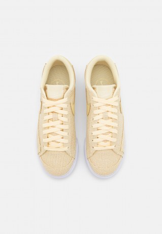 Nike Sportswear BLAZER PLATFORM Sneaker low lemon drop/coconut milk/white BLAZER PLATFORM Низкие кроссовки женские лимонная капля/кокосовое молоко/белый