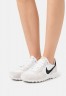 Nike Sportswear NIKE INTERNATIONALIST DAMENSCHUH Sneaker low summit white/black/metallic gold/white ЖЕНСКАЯ ОБУВЬ NIKE INTERNATIONALIST — Низкие кроссовки женские вершина белый/черный/золотой металлик/белый