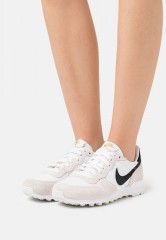 Nike Sportswear NIKE INTERNATIONALIST DAMENSCHUH Sneaker low summit white/black/metallic gold/white ЖЕНСКАЯ ОБУВЬ NIKE INTERNATIONALIST — Низкие кроссовки женские вершина белый/черный/золотой металлик/белый