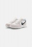 Nike Sportswear NIKE INTERNATIONALIST DAMENSCHUH Sneaker low summit white/black/metallic gold/white ЖЕНСКАЯ ОБУВЬ NIKE INTERNATIONALIST — Низкие кроссовки женские вершина белый/черный/золотой металлик/белый