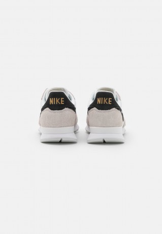 Nike Sportswear NIKE INTERNATIONALIST DAMENSCHUH Sneaker low summit white/black/metallic gold/white ЖЕНСКАЯ ОБУВЬ NIKE INTERNATIONALIST — Низкие кроссовки женские вершина белый/черный/золотой металлик/белый