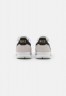 Nike Sportswear NIKE INTERNATIONALIST DAMENSCHUH Sneaker low summit white/black/metallic gold/white ЖЕНСКАЯ ОБУВЬ NIKE INTERNATIONALIST — Низкие кроссовки женские вершина белый/черный/золотой металлик/белый