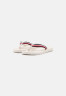 Tommy Hilfiger ESSENTIAL COMFORT T-bar sandals feather white ESSENTIAL COMFORT Сандалии с Т-образной перемычкой перо белое